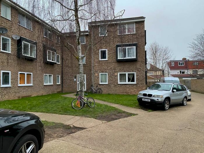 2 Bedroom Flat To Rent In Oldpark Mews, Heston, TW5