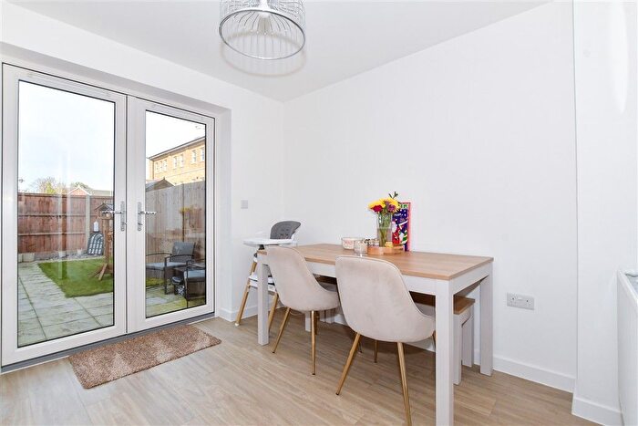 4 Bedroom Town House For Sale In Wheelwrights Way, Chatham, Kent, ME4