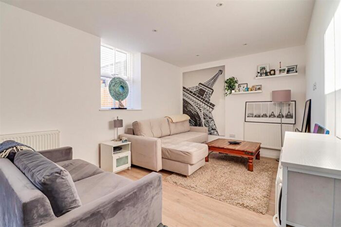 1 Bedroom Flat For Sale In London Road, Westcliff-On-Sea, SS0