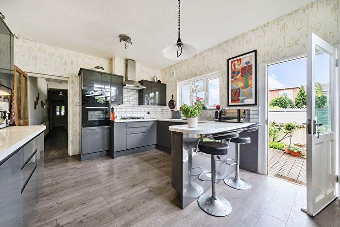 4 Bedroom Semi Detached House For Sale In Somerset Road, Barnet, EN5