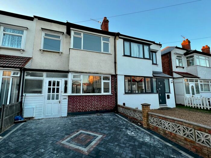 3 Bedroom Flat To Rent In Cavendish Road, New Malden, Surrey, KT3