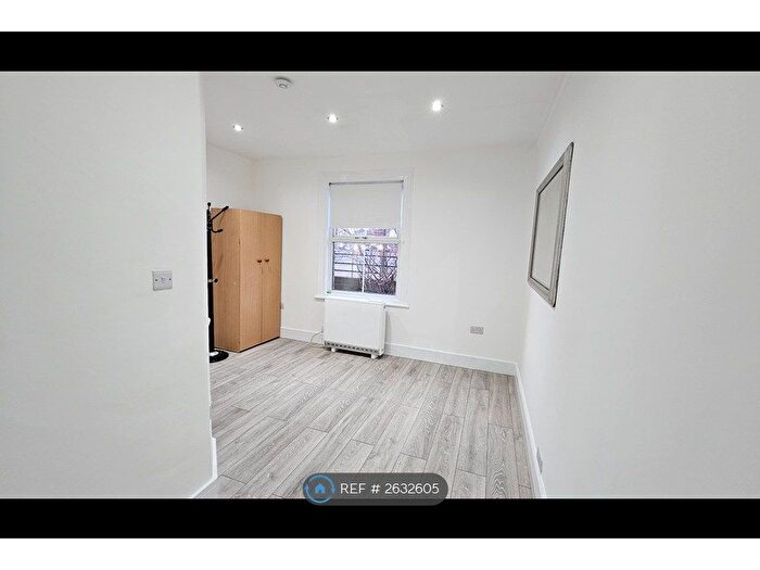 2 Bedroom Flat To Rent In Medlar Court, Slough, SL2