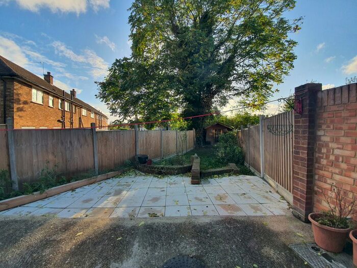 3 Bedroom End Of Terrace House To Rent In Cippenham Lane, Slough, Berkshire SL1