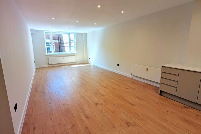 1 Bedroom Flat To Rent In Woking, Surrey, GU21