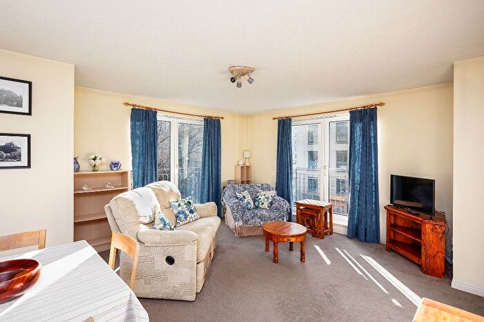 2 Bedroom Flat To Rent In Sinclair Place, Shandon, Edinburgh, EH11