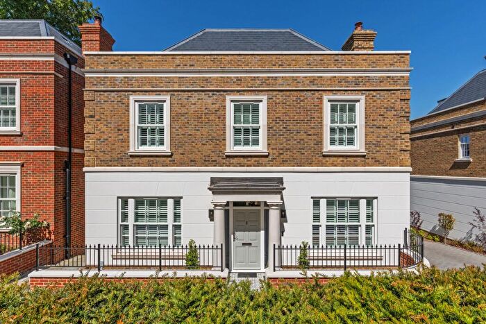 4 Bedroom Detached House For Sale In Brunswick Gardens, Chilbolton Avenue, Winchester, SO22