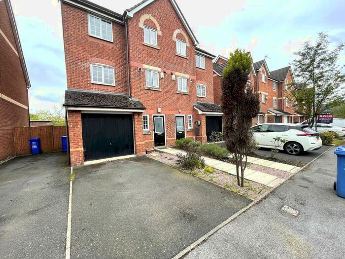 3 Bedroom Town House To Rent In New Barns Avenue, Chorlton, M21