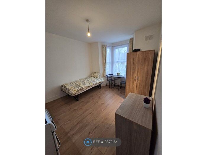 Studio To Rent In Birstall Road, London, N15