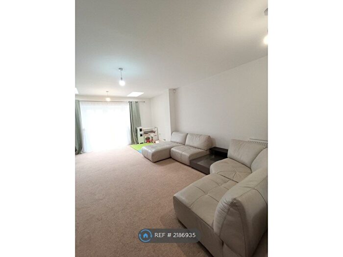 3 Bedroom Terraced House To Rent In Twist Way, Slough, SL2