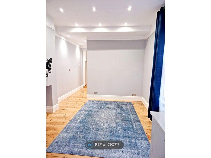 2 Bedroom Flat To Rent In Shamrock Street, London, SW4