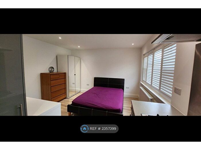 Studio To Rent In Hedge Lane, London, N13