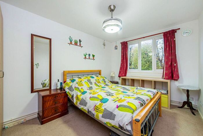2 Bedroom Flat To Rent In Campbell Road, Mile End, London, E3