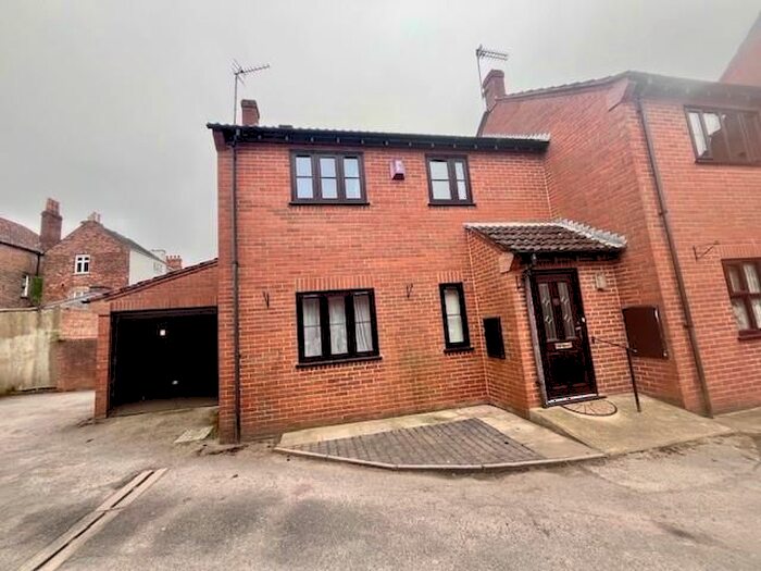 2 Bedroom Mews To Rent In Royal Oak Court, Louth, LN11