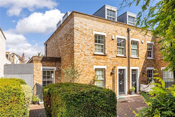 4 Bedroom Semi-Detached House To Rent In Sadlers Gate Mews, Commondale, London, SW15
