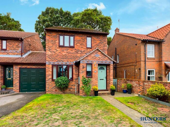 3 Bedroom Link Detached House For Sale In Turner Close, Market Weighton, York, YO43