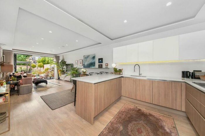 3 Bedroom Flat To Rent In Lordship Lane, East Dulwich, London, SE22