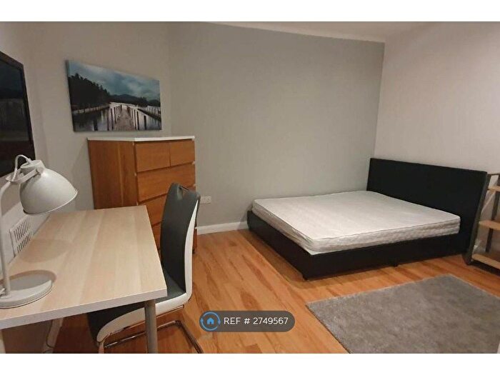 2 Bedroom Flat To Rent In Queens Road, Beeston, Nottingham, NG9