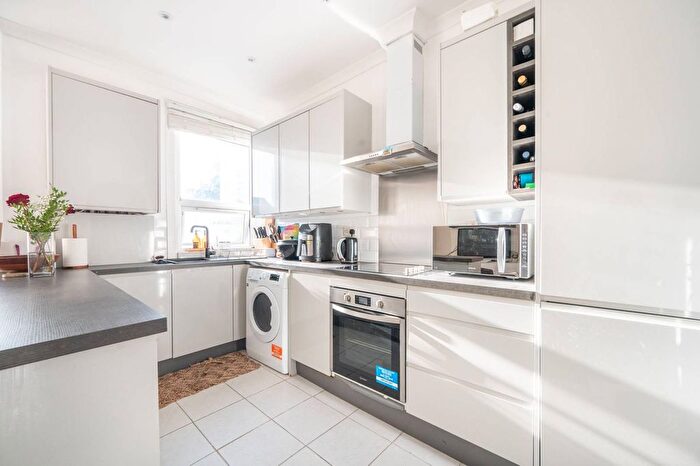 2 Bedroom Maisonette For Sale In Ashford Road, Willesden Green, London, NW2