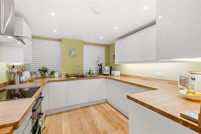 2 Bedroom Flat For Sale In Courtenay Gate, Courtenay Terrace, Hove, BN3