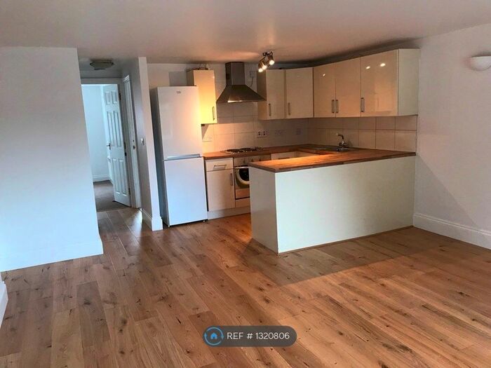 2 Bedroom Flat To Rent In St. Martins Court, Harpenden AL5