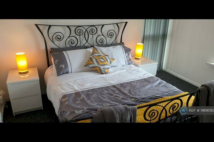 3 Bedroom Flat To Rent In Sandringham Court, Slough, SL1