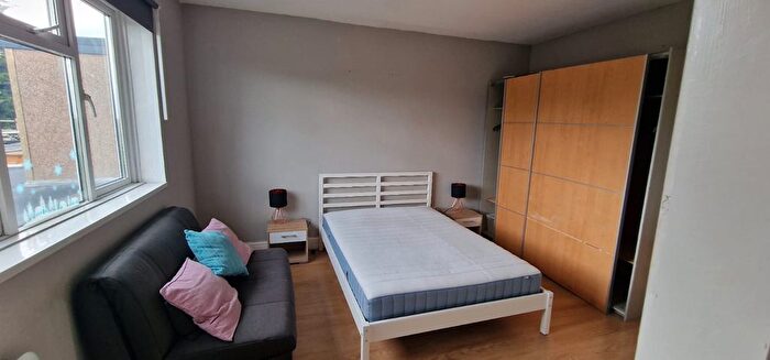 Studio To Rent In Edgware Road, London, NW2