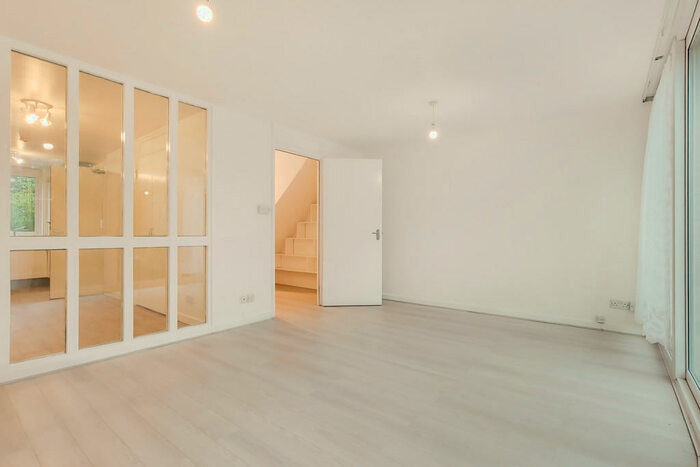 3 Bedroom Maisonette To Rent In Highland Road, Central Hill, SE19