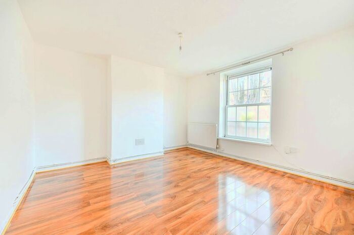 2 Bedroom Flat To Rent In Union Grove, Clapham North, London, SW8