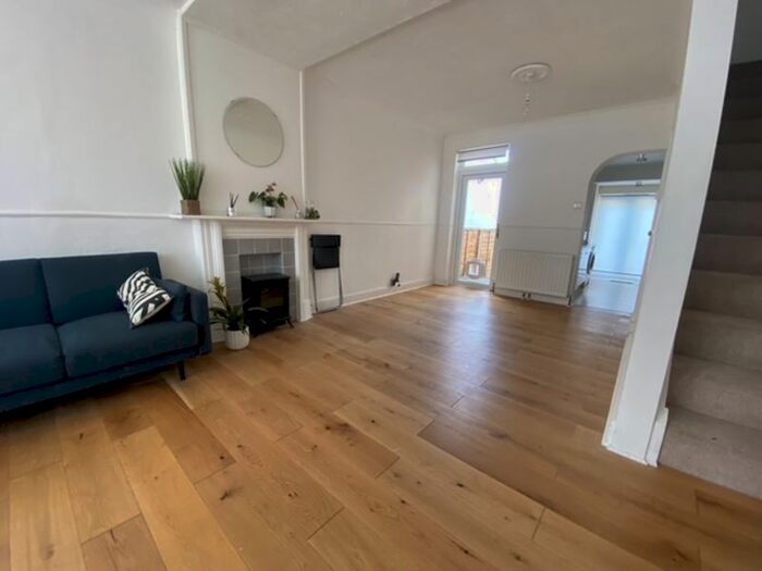 4 Bedroom Flat To Rent In Sanderstead Road, Sanderstead, South Croydon, CR2