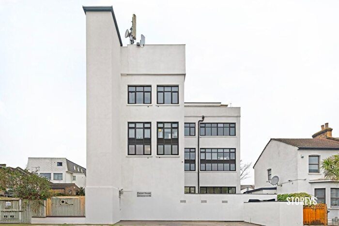 3 Bedroom Flat To Rent In Carnarvon Road, South Woodford, London, E18