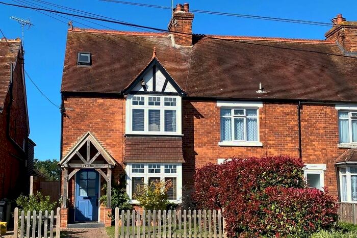 3 Bedroom Semi-Detached House For Sale In Thorn Road, Marden, Kent, TN12