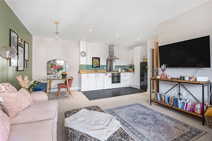 1 Bedroom Flat For Sale In Spelthorne Grove, Sunbury-On-Thames, Surrey, TW16