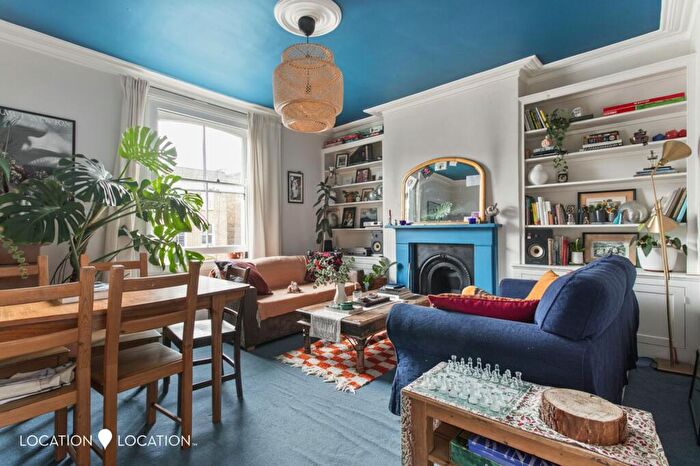 2 Bedroom Maisonette For Sale In Farleigh Road, London, N16