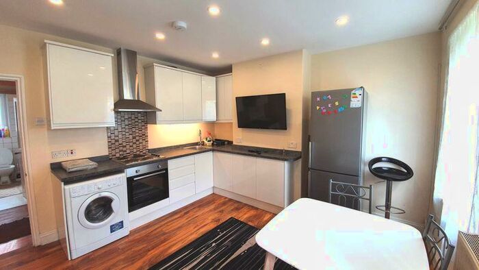 2 Bedroom Ground Flat To Rent In Barnfield Gardens, Plumstead London, SE18