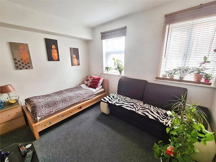 Flat To Rent In Onslow Road, Southampton, Hampshire, SO14