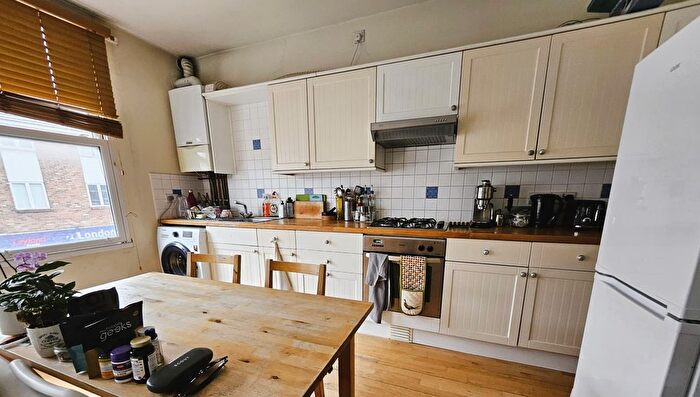 2 Bedroom Flat To Rent In Garratt Lane, Wandsworth, SW18