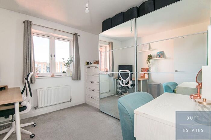 2 Bedroom Flat For Sale In Cobley Court, Exeter, EX4