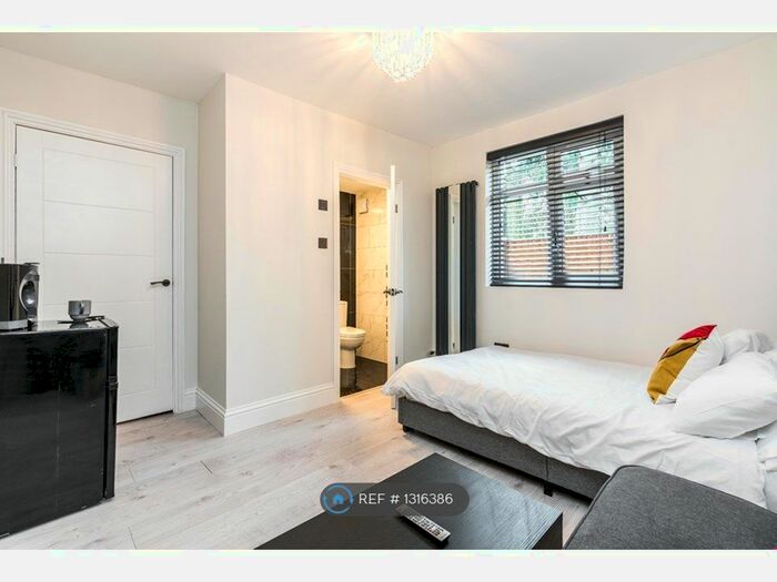 Studio To Rent In South Croydon, Selsdon CR2