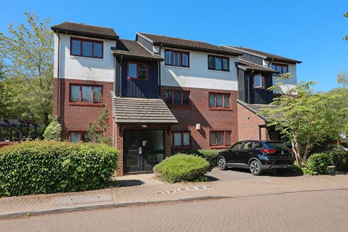 1 Bedroom Flat For Sale In Marina Approach, Hayes, UB4