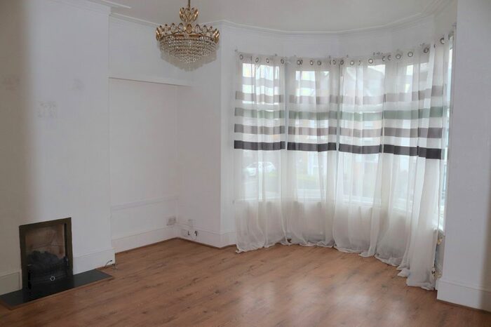 1 Bedroom Flat To Rent In Coventry Road, Ilford, Essex, IG1