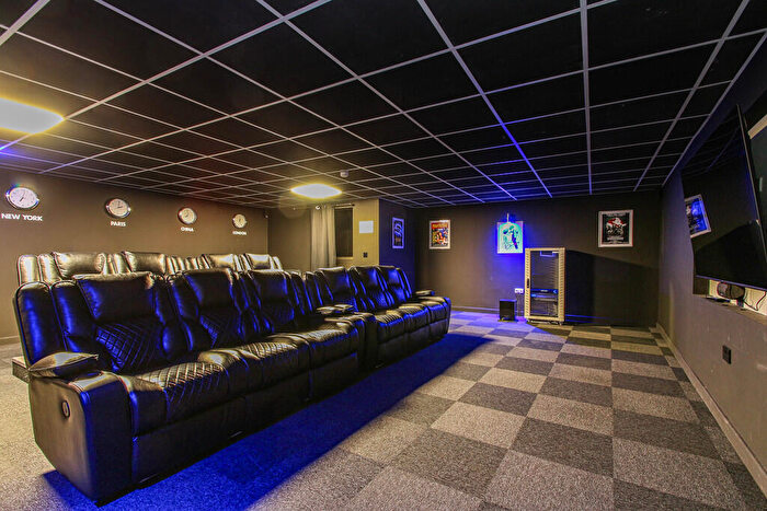 5 Bedroom Apartment To Rent In Broadgate, Beeston, NG9