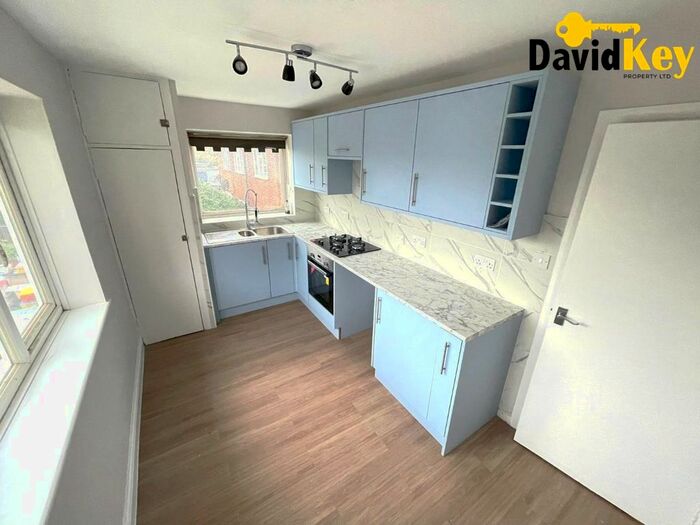 3 Bedroom Flat To Rent In Larch Crescent, Yeading, Hayes, UB4