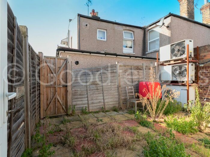 2 Bedroom Flat To Rent In Garratt Lane, London, SW17