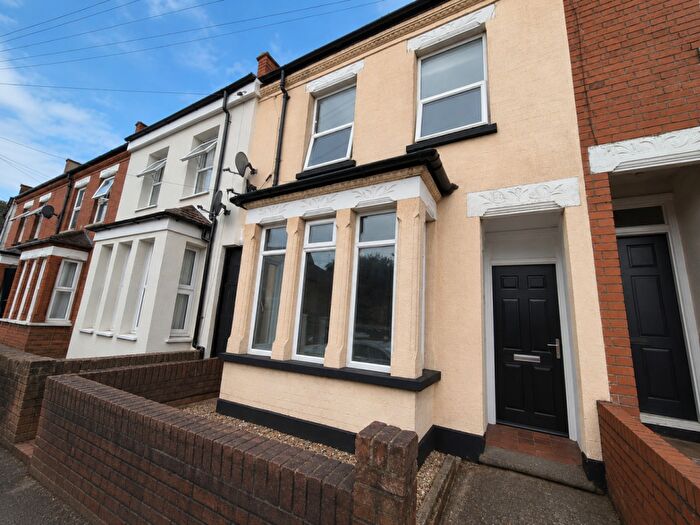 3 Bedroom Terraced House For Sale In Chiltern Rise, Luton, Bedfordshire, LU1