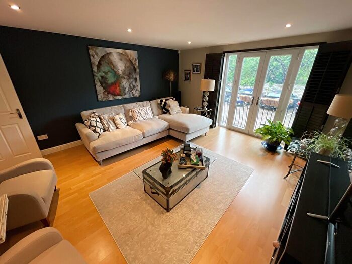 2 Bedroom Apartment To Rent In Wilmslow Road, Didsbury, M20