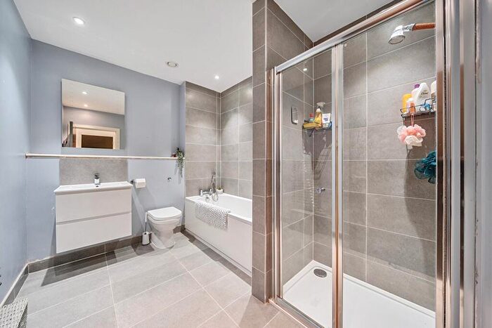 2 Bedroom Flat For Sale In Great North Road, Hatfield, AL9