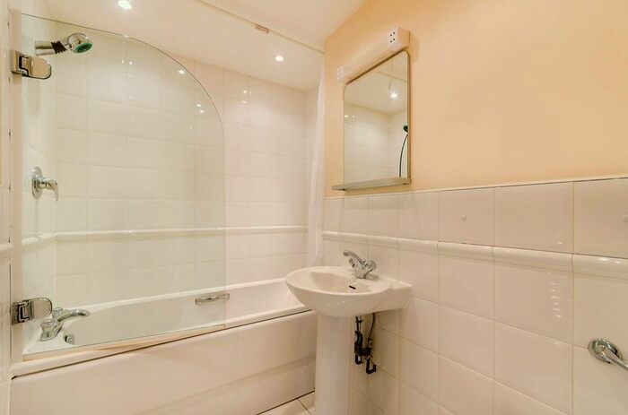 2 Bedroom Flat For Sale In Glaisher Street, Deptford, London, SE8