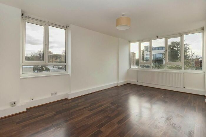 2 Bedroom Flat To Rent In Ashbourne Close, London, N12