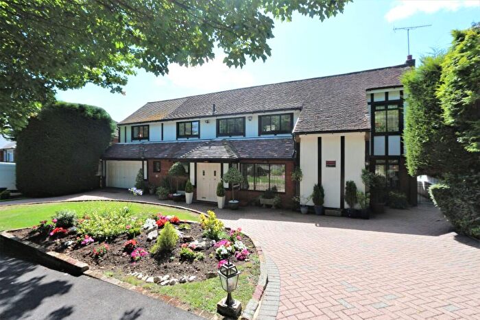 4 Bedroom Detached House For Sale In Stradbroke Drive, Chigwell, IG7