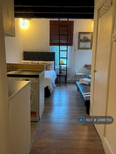 Studio To Rent In Ballards Lane, London, N3